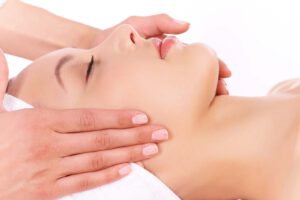 masaż limfatyczny wykonywany na twarzy
